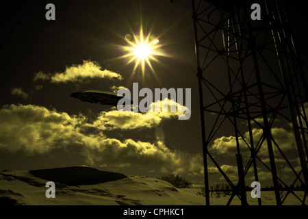 UFO am Himmel in der Nähe von Kommunikations-Turm mit seltsamen Beleuchtung. Stockfoto