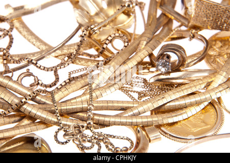 Ein Haufen bestehend aus alt/Antik Schmuck bereit für recycling auf weißem Hintergrund isoliert Stockfoto