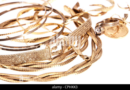 Ein Haufen bestehend aus alt/Antik Schmuck bereit für recycling auf weißem Hintergrund isoliert Stockfoto