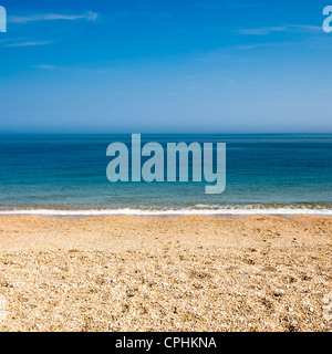 Fußabdrücke in einem Kiesstrand an einem warmen Sommertag. Stockfoto