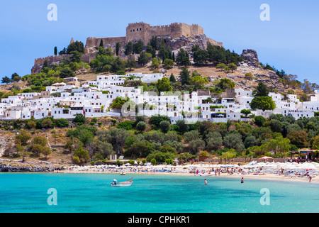 Lindos mit der Burg oben auf der griechischen Insel Rhodos Stockfoto