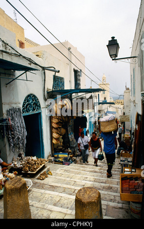 Sousse Tunesien Menschen beim Einkaufen In engen Gassen Stockfoto