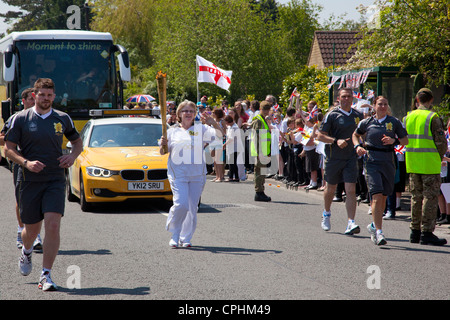 Olympische Fackelträger, das Dorf der Southwick in der Nähe von Trowbridge Elizabeth Pickworth durchzieht, Wiltshire am 22. Mai 2012. Stockfoto