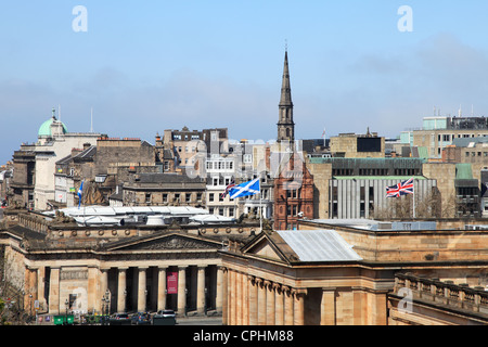 Skyline der Stadt Edinburgh mit schottischen und Union Fahnen oberhalb der schottischen nationalen Galeere, Schottland, Vereinigtes Königreich Stockfoto