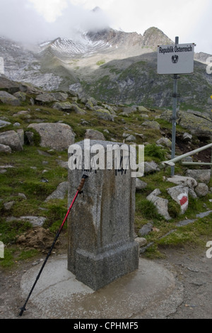 Granit österreichisch/italienischen alpinen Grenzstein auf dem Pfitscher Joch / Passo di Vizze Stockfoto