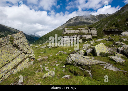 Große Findlinge, die vor langer Zeit in ein Alpental durch einen Gletscher hinterlegt Stockfoto