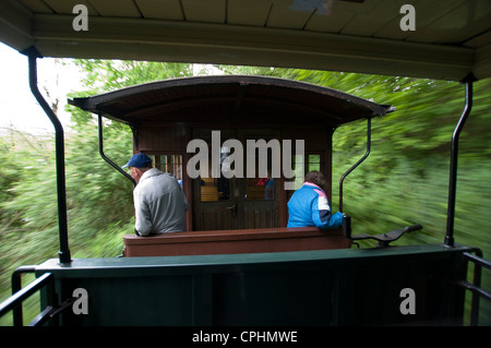 Passagiere, die "Beschleunigung" entlang, auf den Balkonen der Dampfzug der Welshpool und Llanfair Light Railway Stockfoto