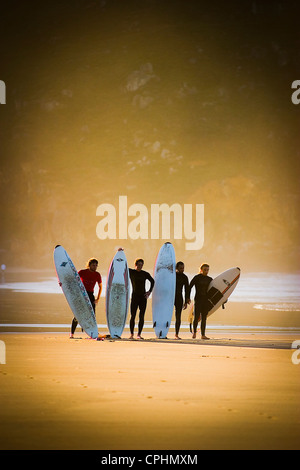 Surfer in Berria Strand. Santoña, Kantabrien, Spanien. Stockfoto