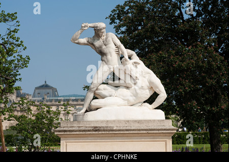 Paris, Frankreich - Theseus Kampf Minotaurus Statue von Etienne Jules Ramey in den Tuilerien-Gärten-Paris-Frankreich Stockfoto