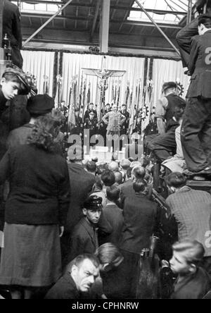 Robert Ley spricht für ausländische Zwangsarbeiter in Berlin, 1943 Stockfoto