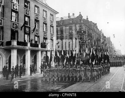 Adolf Hitler inspiziert eine Parade der Hitler-Jugend vor der "Deutschen Hof", 1936 Stockfoto