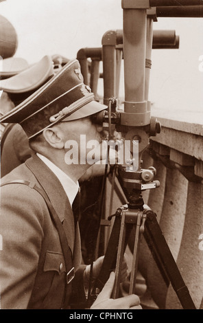 Adolf Hitler den Angriff auf Warschau durch ein Periskop, September 1939 (Sepia Foto) beobachten Stockfoto