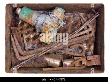 Eisen-Metall-Box mit Rost alten Retro-Werkzeugen. Isoliert Stockfoto