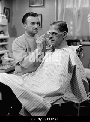 Boris Karloff mit Special Effects Make-up Artist Jack Pierce, 1932 Stockfoto