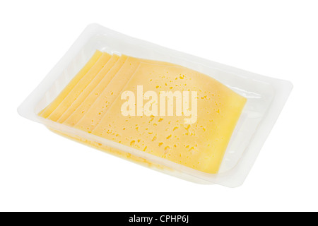 Transparenten Kunststoffbehälter mit in Scheiben geschnittenen Blätter des gelben Käse. Isoliert mit patch Stockfoto