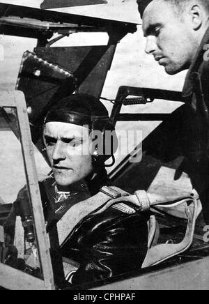 Fighter pilot Hans-Joachim Marseille in seine Jagdflugzeug Messerschmitt Me 109 in Nordafrika. Stockfoto