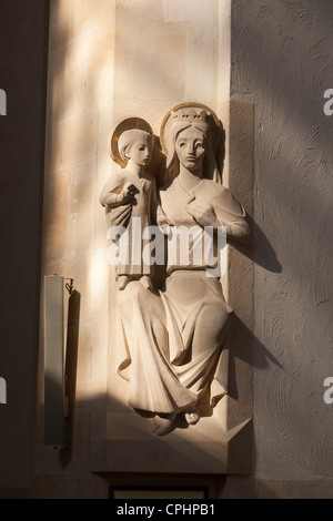 Maria und Jesus Skulptur in Guildford Kathedrale Stockfoto