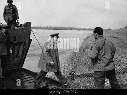 Winston Churchill Aussteigen aus einem Boot am östlichen Ufer des Rheins, 25. März 1945 (s/w Foto) Stockfoto