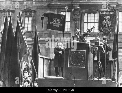 Deutscher Politiker Otto Wels hält eine Rede bei einer sozialdemokratischen Partei (SPD) Montage, Berlin 1932 (s/w Foto) Stockfoto