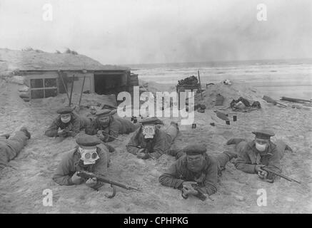 Deutsche Soldaten in Flandern bei einer Gas-Warnung, 1916 Stockfoto