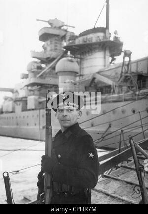 Segler vor dem Schlachtschiff "Scharnhorst", 1939 Stockfoto