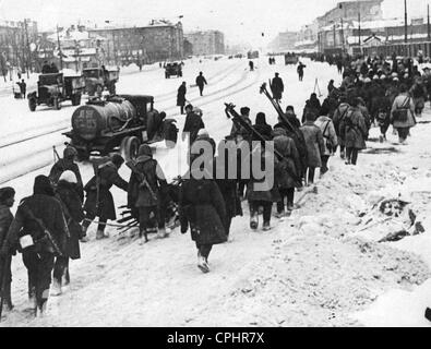 Ersatz russischen Truppen Richtung nach vorn durch die Straßen der Stadt umgeben, während der Belagerung von Leningrad, 1940er Jahre Stockfoto