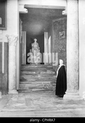 Szene im Schloss von Tripolis mit einem Roman Claudius-Statue im Jahr 1939 Stockfoto