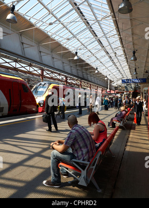 Warten auf einen Zug in Crewe UK Stockfoto