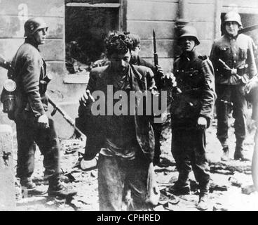 Einer jüdischen Aufständischen wird von deutschen Soldaten während der Aufstand im Warschauer Ghetto, 1943 (s/w Foto) erfasst. Stockfoto