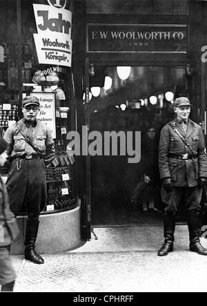 SA-Männer Wache draußen ein Zweig der Woolworth Förderung einen öffentlichen Boykott der Geschäfte Owoned von Juden, Königstraße, Berlin, Stockfoto