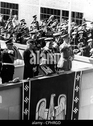 Blick auf Adolf Hitler und Nazi-Marine Führer bei der Vorstellung von dem deutschen schweren Kreuzer "Prinz Eugen", 1938 (s/w Foto) Stockfoto