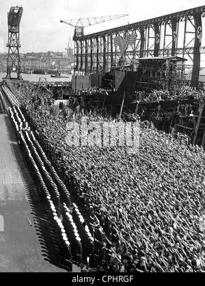 Massen mit Hitlergruß bei der Einführung des Deutsche schweren Kreuzer "Prinz Eugen", 1938 (s/w Foto) Stockfoto