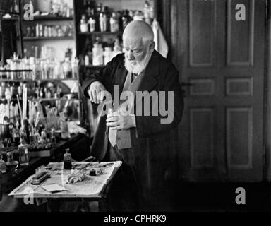 Wilhelm Ostwald in seinem Labor, 1931 Stockfoto