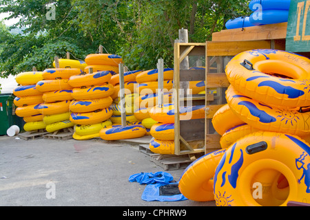 Große gelbe Schläuche für Root flussabwärts schwimmenden Menschen vermietet. Lanesboro Minnesota MN USA Stockfoto