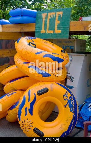 Große gelbe Schläuche für Root flussabwärts schwimmenden Menschen vermietet. Lanesboro Minnesota MN USA Stockfoto