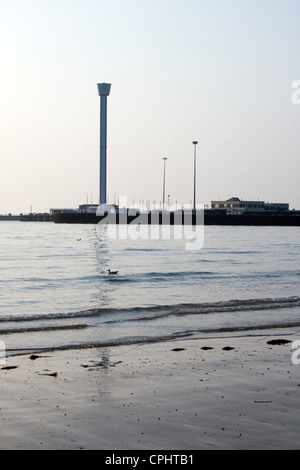 Weymouth Sea Life Tower vom Strand gesehen. Stockfoto