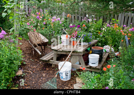 Blumengarten Arbeitsbereich und Tabelle. Lanesboro Minnesota MN USA Stockfoto