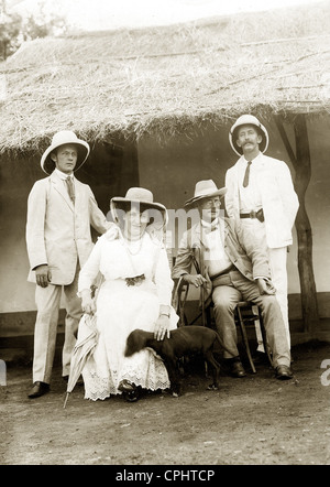 Sekretärin Knoefel, Frau Peters, Karl Peters und Gouverneur Willcox Mudzatal Stockfoto