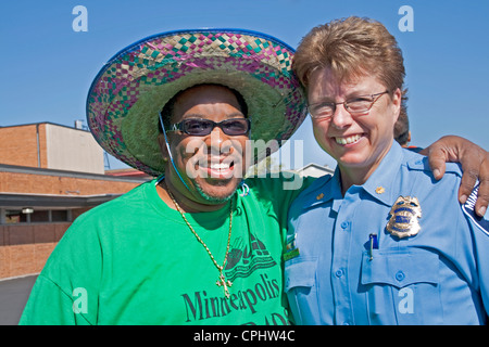 Weibliche Polizei-Inspektor in Bezug auf eines der führenden Feier. Mexikanische Unabhängigkeitstag Minneapolis Minnesota MN USA Stockfoto
