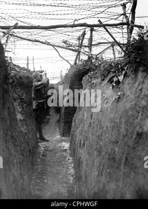 Soldat auf Wache in einem Graben, 1916 Stockfoto