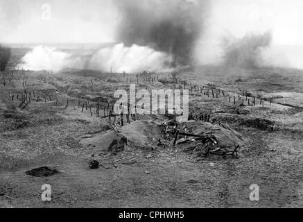 Beschossen werden Schützengräben an der Westfront im ersten Weltkrieg Stockfoto