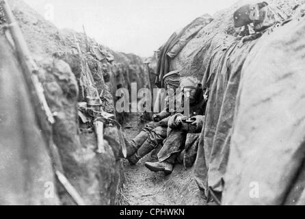 Deutsche Soldaten haben eine Mahlzeit in einem Graben, 1914 Stockfoto