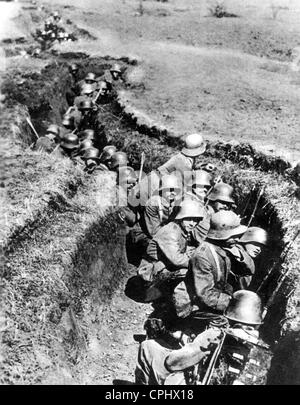 Deutsche Infanterie in einem Graben im Sommer 1915 Stockfoto