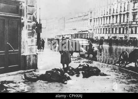 Russische Zivilisten erschossen von deutschen Soldaten in einem Überraschungsangriff in Leningrad 1942 (s/w Foto) Stockfoto