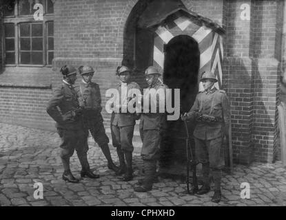 Italienische Soldaten vor der preußischen Kaserne in Marienburg, 1920 Stockfoto