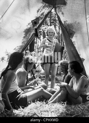 Deutsche Jungmädel (junge Mädchen) Musizieren im Ferienlager, 1938 Stockfoto