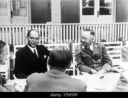 Heinrich Himmler in Diskussion mit Subhas Chandra Bose am deutschen Hauptsitz, 1942 (s/w Foto) Stockfoto