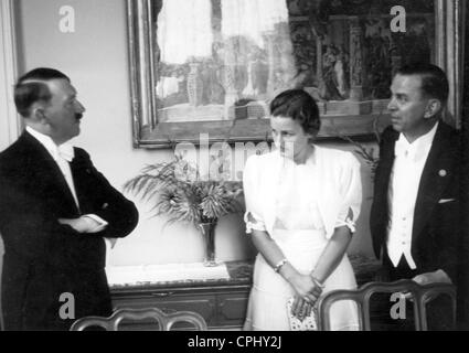 Adolf Hitler mit Verena Wagner und Julius Schaub Stockfoto