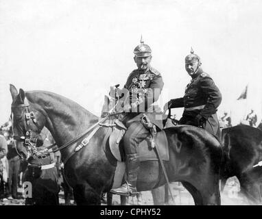 Kaiser Wilhelm II. und Helmuth von Moltke während eines Manövers, 1911 Stockfoto