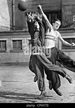 Jugendliche in einem Handballspiel, 1940 Stockfoto